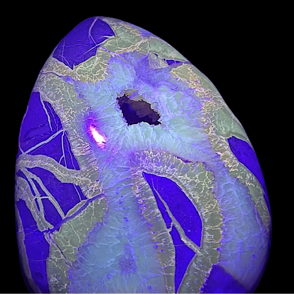 SOLD 🐉 Septarian Egg Nodule // Madagascar 🐉//UV reactive! - Picture 12 of 16